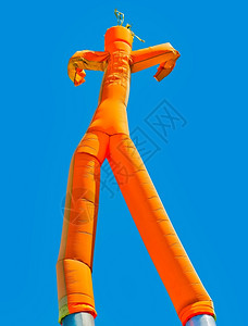 挥手广告蓝色天空背景的橙状充气人脚图片