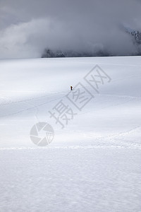 孤独徒步横跨南极的白雪和冰面景观不可思议徒步旅行者图片