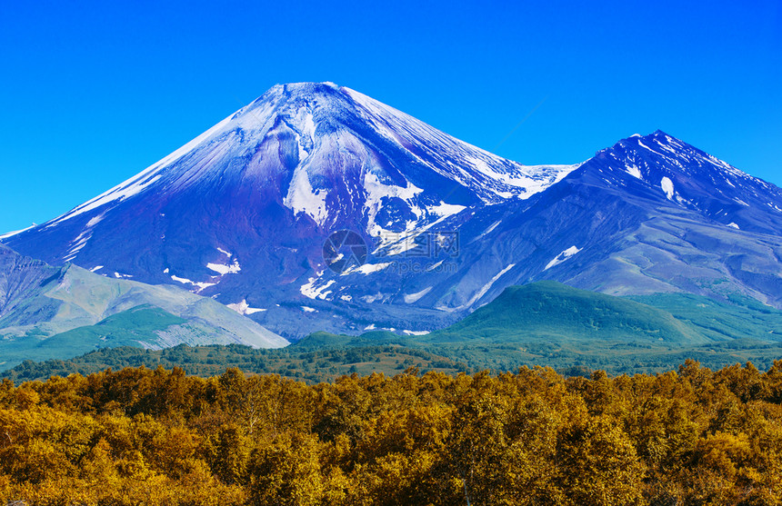 下雪的一种岩石秋天在堪察卡的阿瓦欣斯基火山中图片