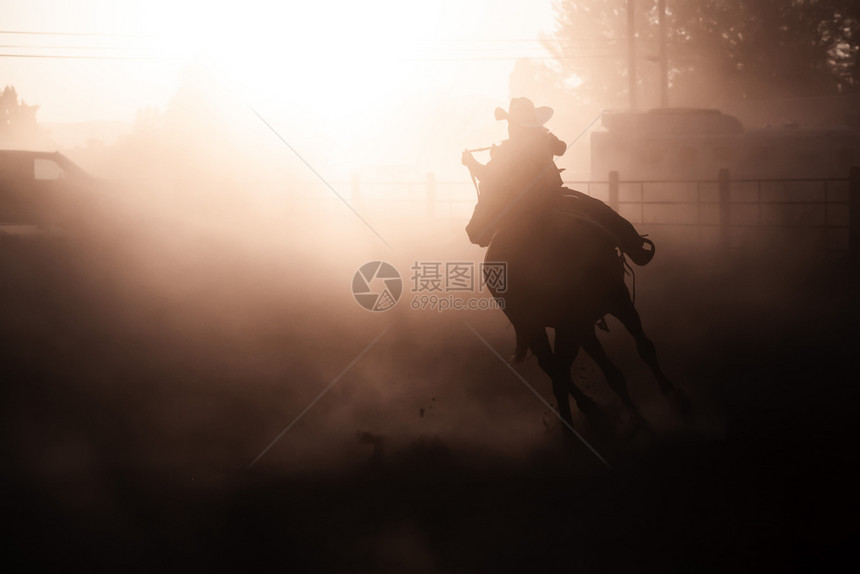 黄色的日落太阳休谢马背上骑手古洛士罗德奥达斯地帝竞技场后退晚上图片