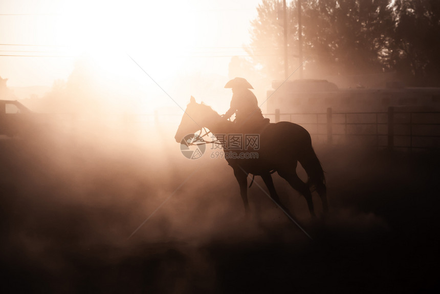 自然帽子日落的太阳休谢马背上骑手古洛士罗德奥达斯地帝竞技场图片