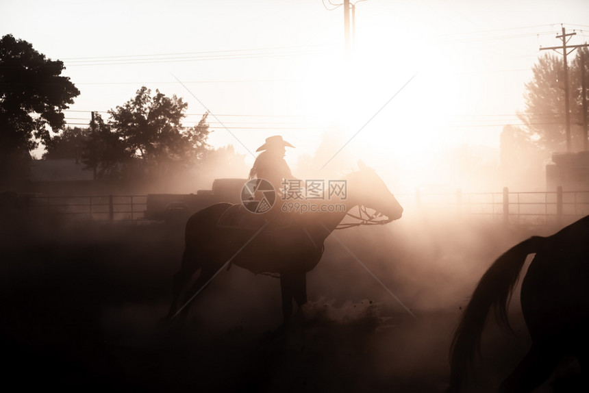 帽子尘土飞扬人类日落的太阳休谢马背上骑手古洛士罗德奥达斯地帝竞技场图片