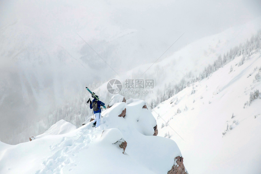 冬季滑雪者图片