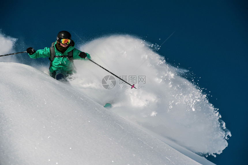 冬季雪山滑雪者图片