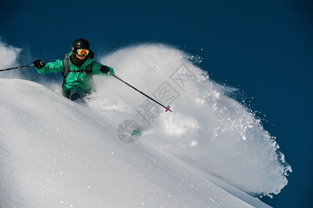 冬季雪山滑雪者图片