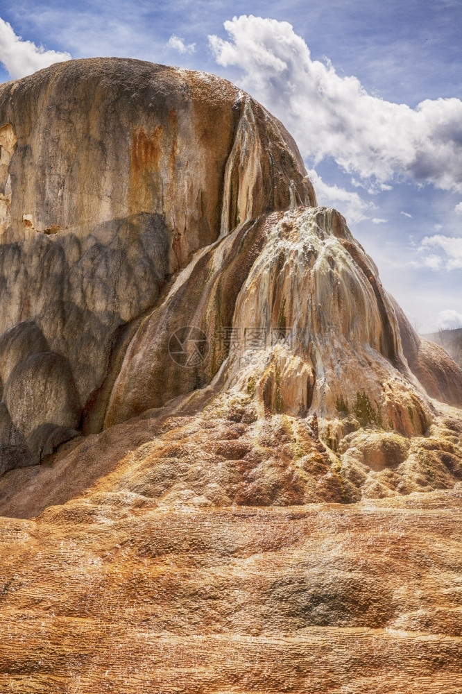 黄石公园的Mammoth热泉区是黄石公园中Mammoth温泉区的一个特征它与其他许多梯田形成不同因为其巨大的积聚形状是水流非常缓图片