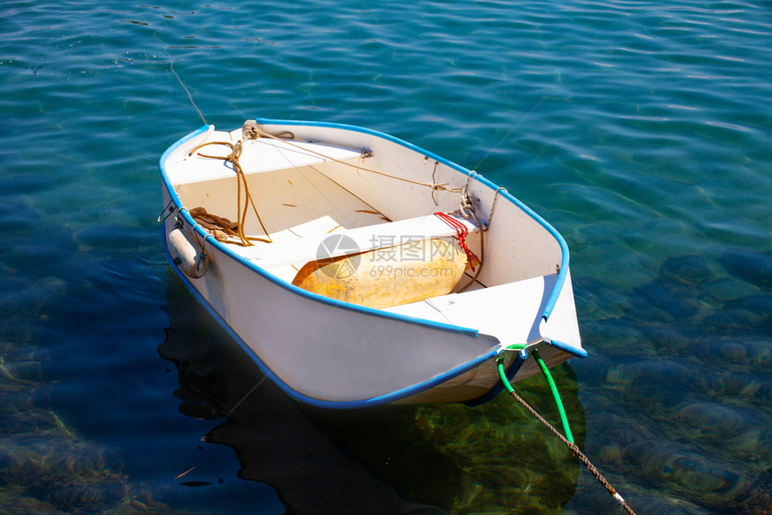 乘船游览希腊科孚岛的河船在干净蓝色水上岸的岛屿房屋希腊美丽的风景白色船航行放松旅白色船航放松旅活动冒险帆船图片