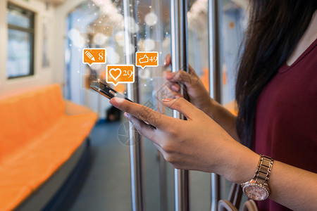 导轨营销游客在Skytrain铁路或城市旅行地铁的社交网络概念中女使用智能手机为社交网路媒体提供类似爱评论人和fovorite图标的设计图片