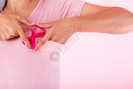 手拿粉丝丝带预防乳腺癌症概念图片