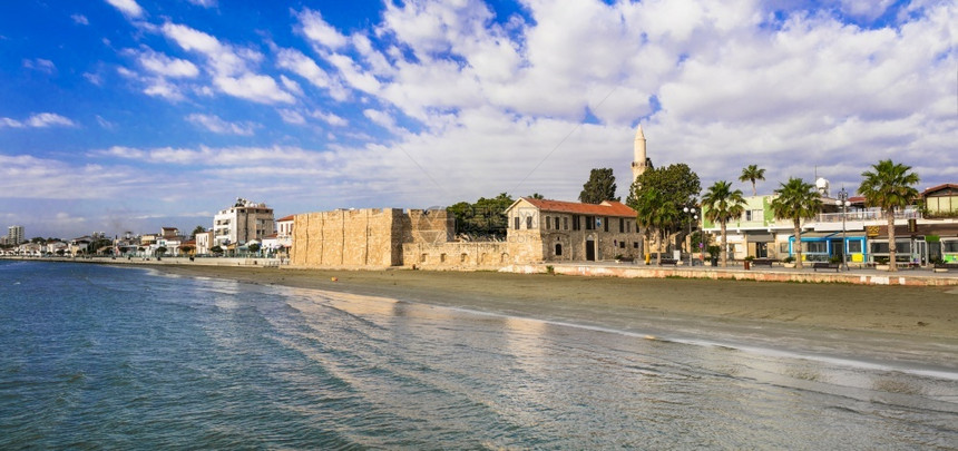 海岸塞岛首都城市拉纳卡CharmingCharmdown市中心与旧堡垒和月光塔在塞浦路斯拉纳卡镇进行预演里维埃拉城堡图片
