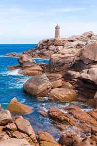 风景优美建造信标法国西北部布列塔尼粉红花岗岩海岸的灯塔和石图片