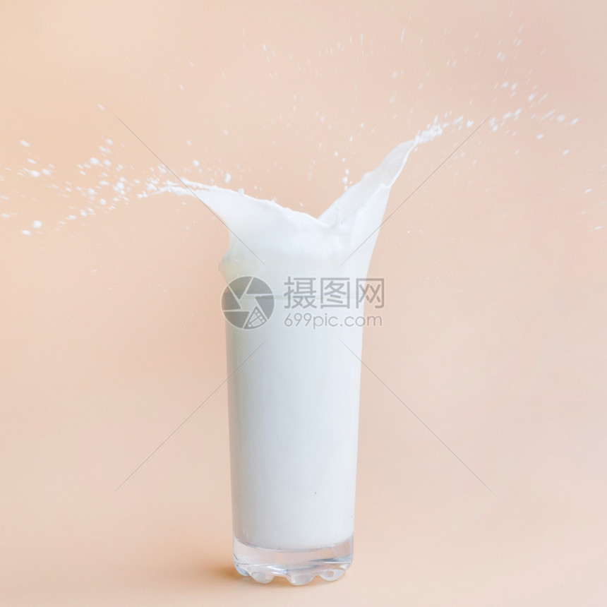 饮料玻璃溶液和高品质的美容照片将牛奶倒出玻璃优质的美相图片概念质量优美的照片早餐巴氏杀菌图片