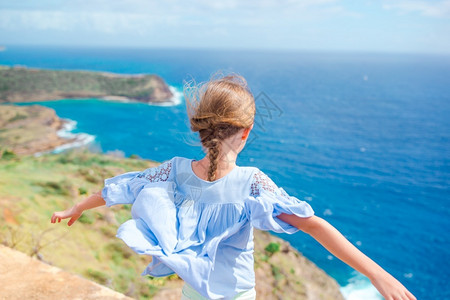 天堂岛在悬崖上度假的可爱小女孩与海风相望边舞厅中美丽女孩的肖像子图片