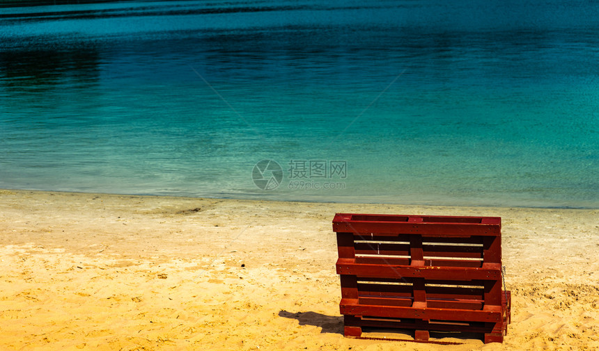 蓝色的夏末在湖边一个空海滩和张由欧元制成的甲板椅不真实夏季末景象结尾晴天图片