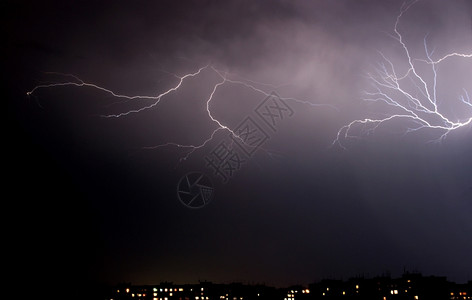 闪电雷暴夜间多云的天空背景自然供应震惊图片