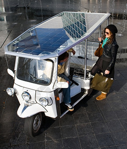 活力图克年轻女子乘着太阳能拖拉机搭便车环境图片