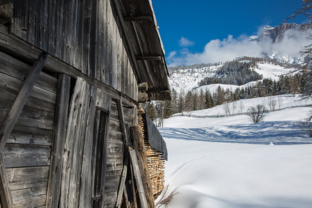 冬季雪山村庄背景图片