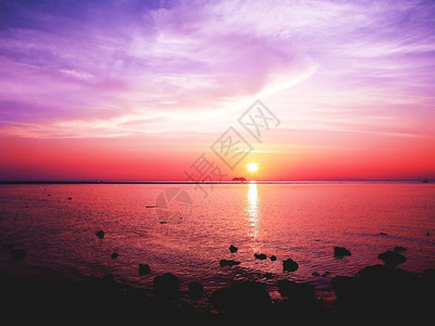 宁静的海面上美丽日落海湾太阳晚上图片