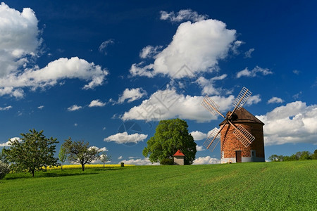 风车捷克语自然草地美丽的春天风景有蓝空太阳云和老风车捷克共国欧洲开花背景