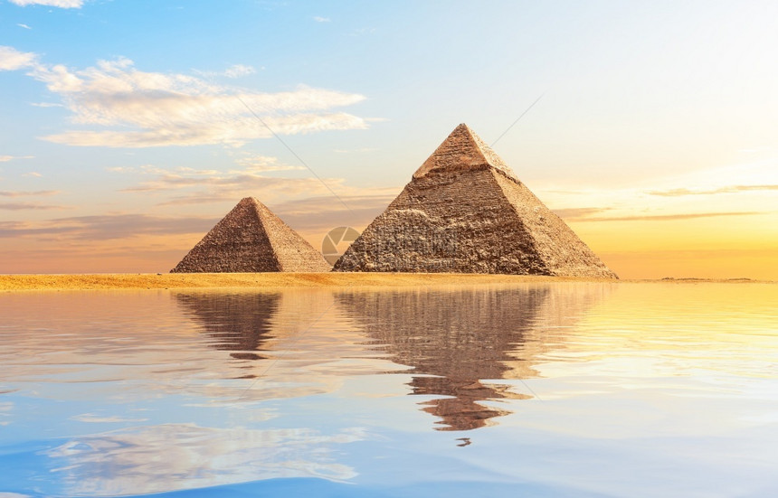 假期反射伟大的埃及靠近水金字塔埃及靠近水的吉萨金字塔扎图片