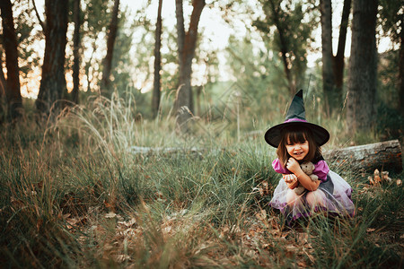 诡计童年万圣节时在树林里装扮成的微笑孩乐趣图片