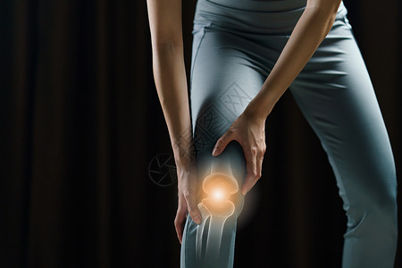 女人把手握在膝盖上疼痛用红色医药按摩概念来强调联合的压力数字背景图片