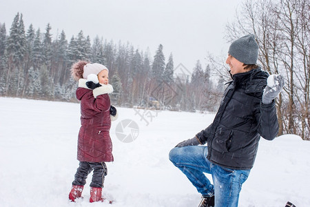 家人在雪地里玩耍图片