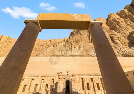 寺庙谷柱子太平间底比斯赫谢普苏特寺庙的拱门在卢克索沙漠悬崖之间背景