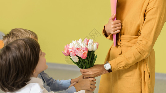 艺术快乐的孩子们给老师送花束鲜他们的图片