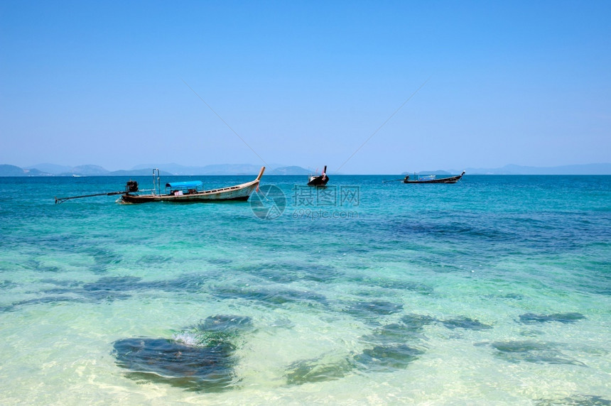 受欢迎的亚洲泰国Phuket海滩的渔船礁图片