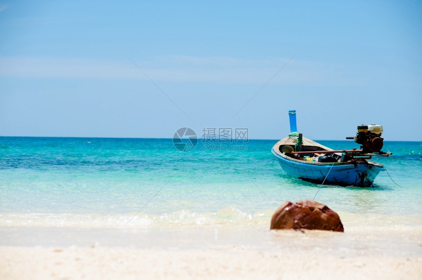景观泰国Phuket海滩的渔船玛雅夏天图片