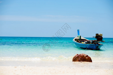 景观泰国Phuket海滩的渔船玛雅夏天图片