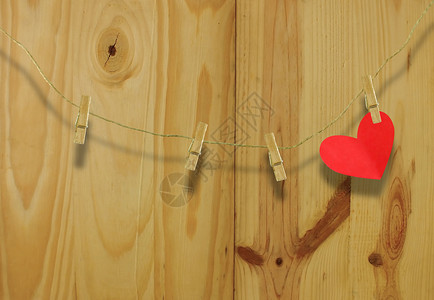 纸家庭复古的红色心形卡片挂在木头剪辑上背景挂着草绳情人节背景图片