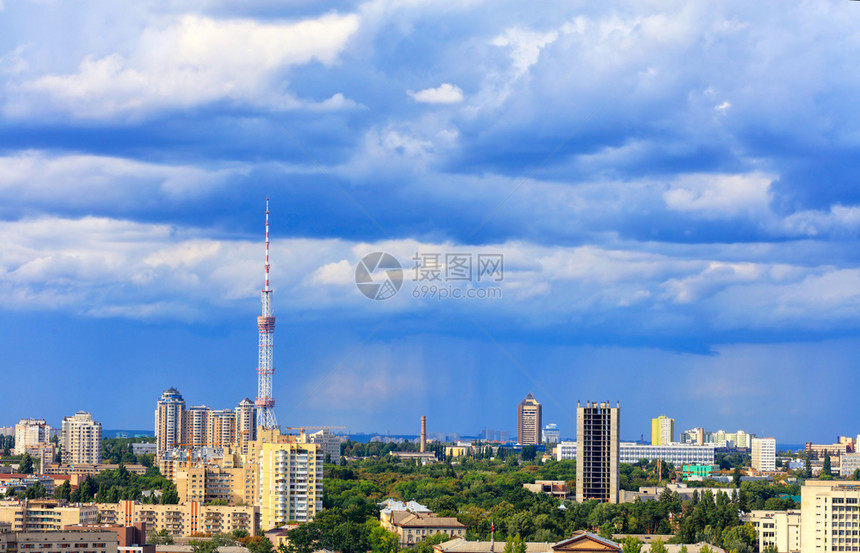 夏季城市基辅的景在暴风雨般的蓝色夏日天空背景下中午12时地面电视塔和基辅住宅区即将发生雷鸣的震云中有一座电视塔和住宅区丰富多彩的图片
