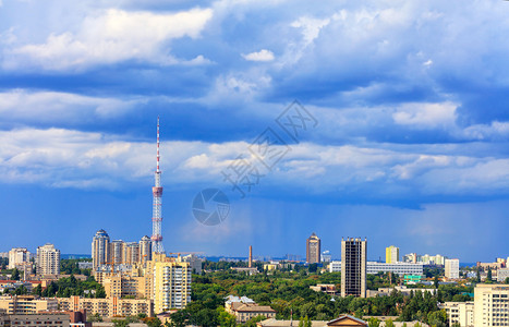 震时预警夏季城市基辅的景在暴风雨般的蓝色夏日天空背景下中午12时地面电视塔和基辅住宅区即将发生雷鸣的震云中有一座电视塔和住宅区丰富多彩的背景