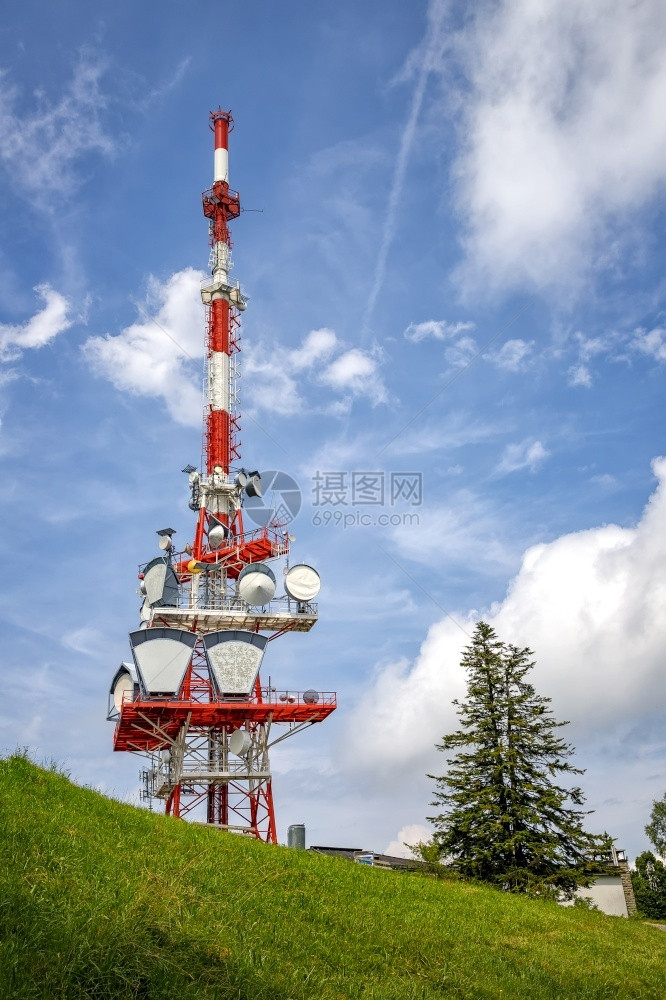 卫星电信号通塔的一部分配有控制装置和用于移动通信的天线发射器和中继以及因特网垂直视EIT图片