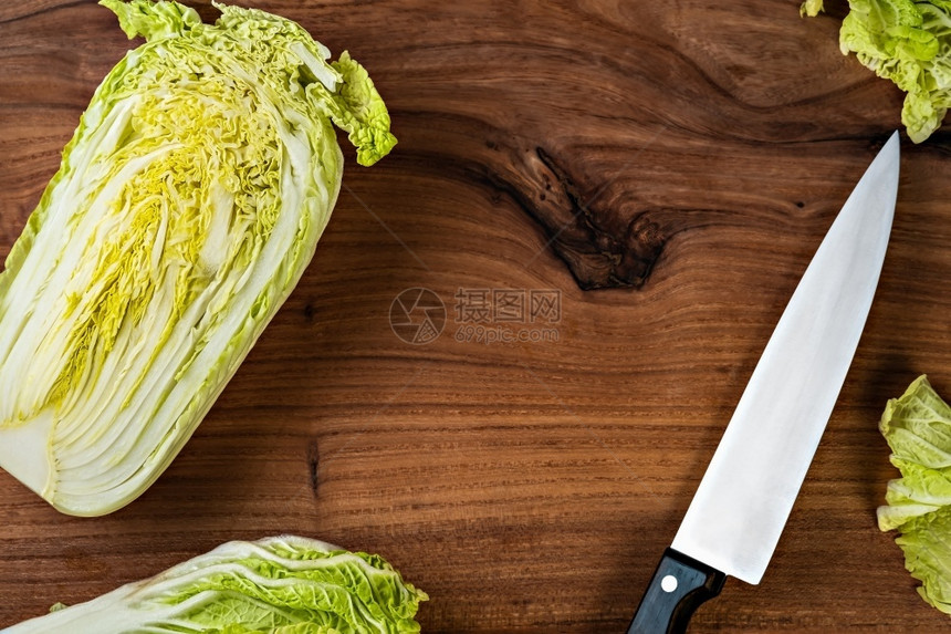 卷心菜沙拉在厨师刀旁边的剪切板上白菜头部的从上面烹饪晚餐生动日本多叶的图片