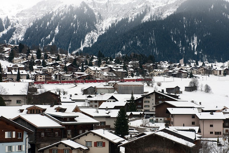 冬季雪山村庄背景图片