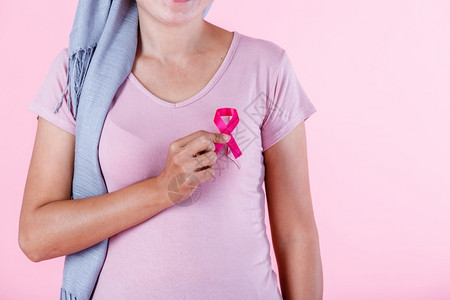 手拿粉丝丝带预防乳腺癌症概念图片