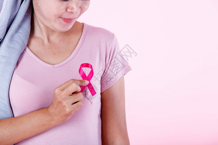 手拿粉丝丝带预防乳腺癌症概念背景
