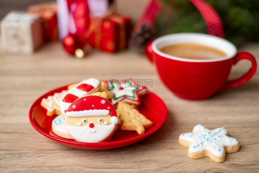 绿色圣诞快乐有自制饼干和咖啡杯在木桌背景的圣诞晚会派对节假日和新年快乐概念圣诞节马克杯图片