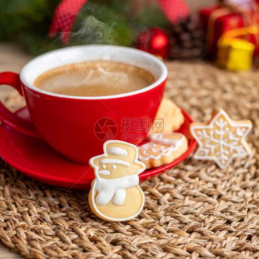 甜的可爱马克杯圣诞快乐有自制饼干和咖啡杯在木桌背景的圣诞晚会派对节假日和新年快乐概念图片