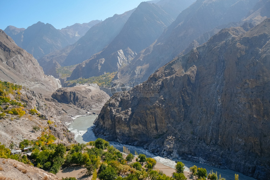 风景绿色印度河沿巴基斯坦GilgitBaltistan公路的卡拉科姆山上流经印度河旅行图片