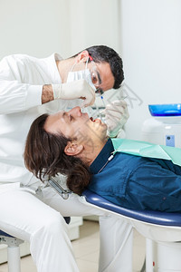 给病人做牙齿手术的牙医图片