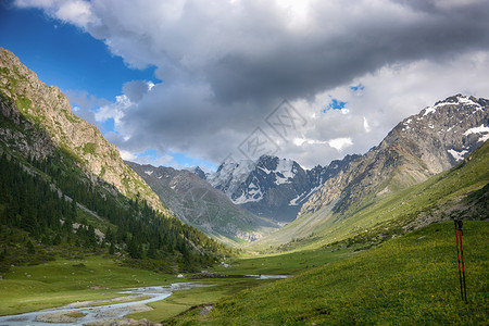 吉尔斯坦山区美丽的风景林有岩石fir树和蓝天空平户外场景草白色的云图片
