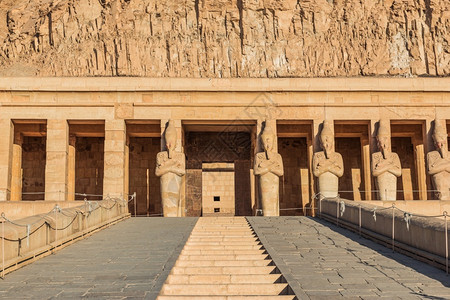 埃及人宗教柱廊卢克索沙漠哈特谢普苏寺庙雕像的楼梯埃及卢克索沙漠图片