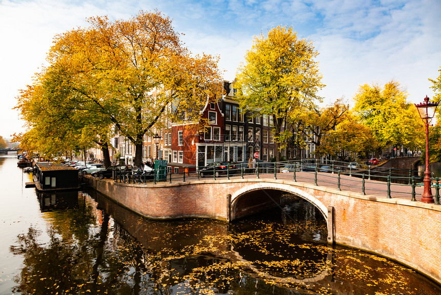 红色的建造荷兰阿姆斯特丹美丽的运河和传统荷兰建筑明信片图荷兰阿姆斯特丹夜晚图片