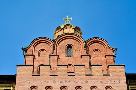 基辅有名的金门在阳光晴天的蓝云空上高堡户外图片
