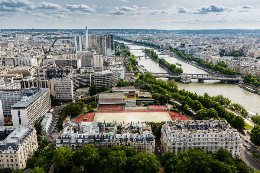 城市的格勒内尔旅游从法国巴黎埃菲尔铁塔到塞纳河和伯尔哈凯姆角的空中观察图片
