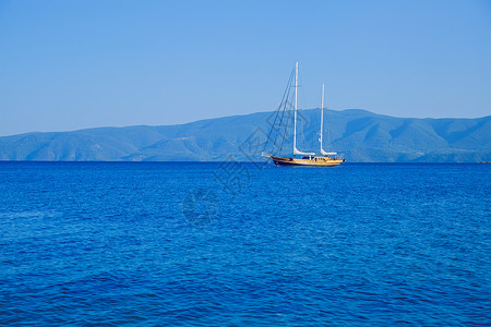 希腊语欧洲帆船2019年月5日海洋自然和山丘的蓝水涡轮游艇图片